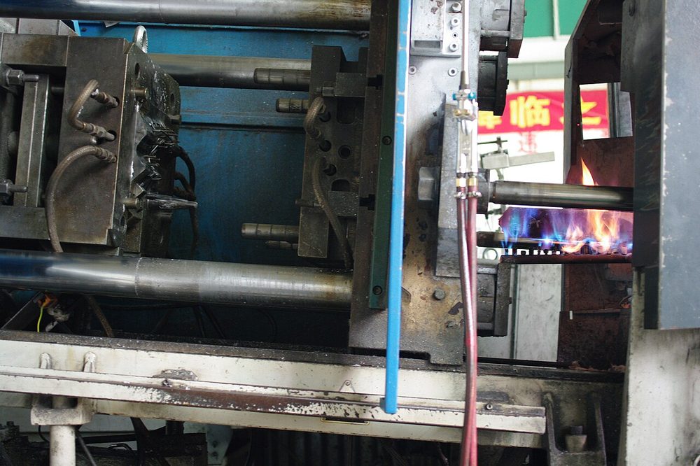 Pressure die casting machine